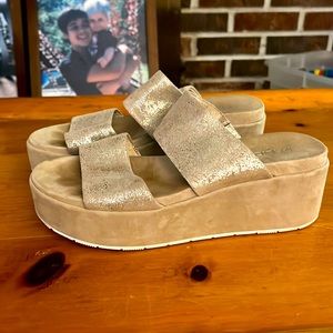 Gold j slides size 8